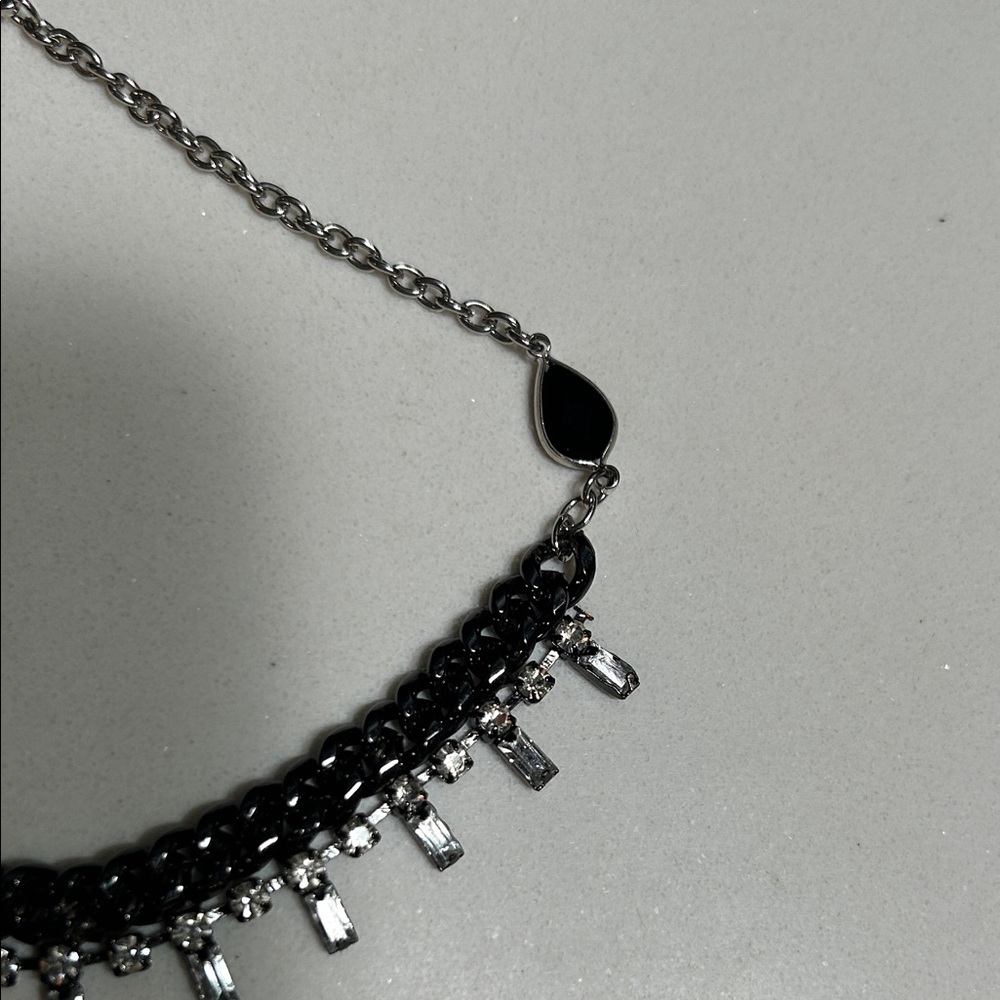 Elegant Silver and Black Chain Choker - Picture 6 of 12